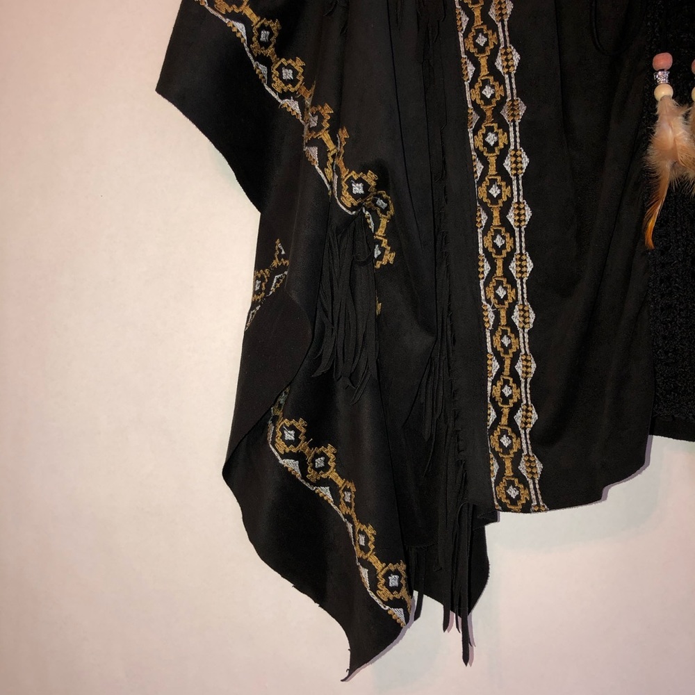 Laurie & Joe Fringe Embroidered Pocahontas Top - Picture 7 of 9